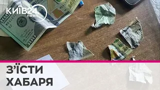 На Львівщині чиновниця намагалася з'їсти долари, які вимагала у військового — ДБР