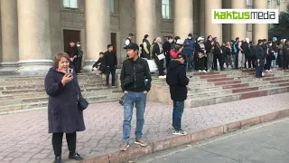 Большая часть сторонников Садыра Жапарова уже у Дома правительства