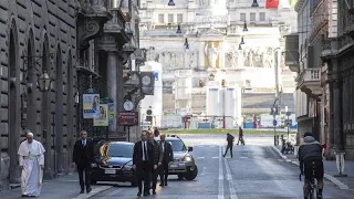 Papst Franziskus spaziert durch Rom und fleht Gott an