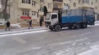 Ghiaccio sulla strada l'autobus sfreccia a tutta velocità e passa all'incrocio