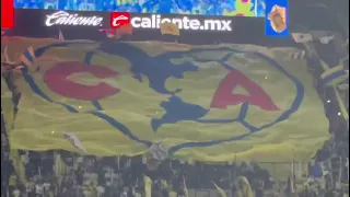 aficionados del América sacan tifo de corazón con el escudo 🦅