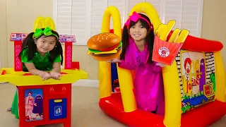 Emma & Jannie juegan con MCDONALDS DRIVE-THRU | Juguetes de hamburguesas papas fritas happy meal