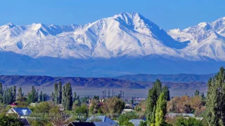 Панорама гор над Джамбулом Таразом в ясный день апреля 2012.