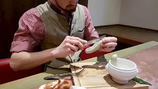 How to eat Weisswurst