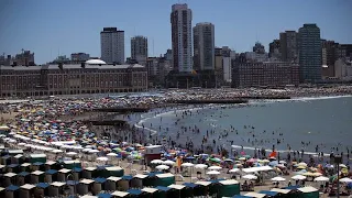 "Уже уплачено": десятки тысяч туристов в Мар-дель-Плате согласны заразиться