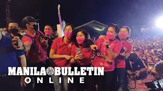 VP Leni Robredo and her daughters sang along as Ely Buendia performs at the grand rally in Iloilo