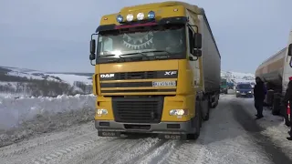 Надання допомоги водіям за допомогою важкої інженерної техніки ДСНС