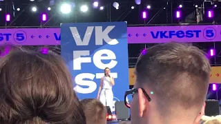 Офигенная песня Лизочки😍😍😍 Певца Ёлка поёт вживую!/vk fest 2019/Milagros Mi