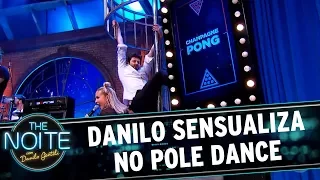 Danilo sensualiza no pole dance | The Noite (25/09/17)