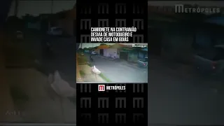 Camionete na contramão desvia de motoqueiro e invade casa em Goiás