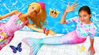 Polen prenses ve denizkızına dönüşüyor! Barbie ile sihir yapma ve havuz oyunları!