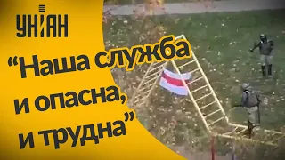 Сотрудники ОМОНа в Беларуси пытались догнать парня, а потом снимали флаг с детской площадки