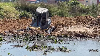 Incredible Machines Power road building Komatsu D41P bulldozer clearing and pushing dirt