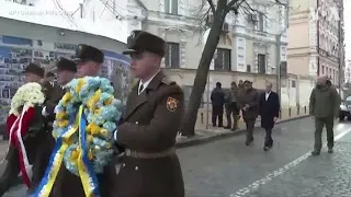 波兰总理塔斯克参观乌克兰阵亡军人纪念墙