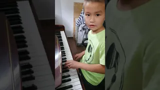 Амирхан играет мелодию из фильма "Амели" Amirkhan plays melody "Amelie theme"