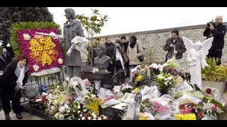 Des plaques commémoratives brisées sur la tombe de Claude François