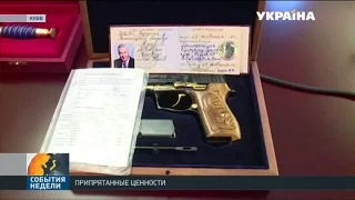 В квартире Азарова полиция нашла много ценностей