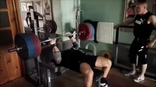 Bench press 205kg (452lbs)