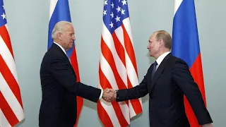 Joe Biden et Vladimir Poutine se serrent la main avant le début de leur sommet à Genève
