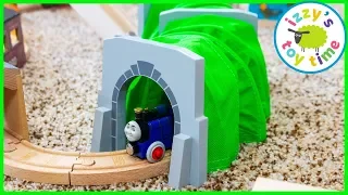 Expandable Toy Train Tunnel! Thomas and Friends Fun Toy Trains !