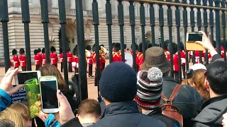 Queen's Guard spielt James Bond Theme