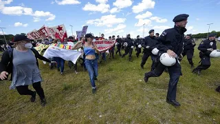 Манифестанты на саммите G7: "Нам нужны конкретные действия"