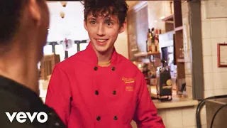 Troye Sivan - Troye Makes Mac & Cheese (Vevo LIFT)