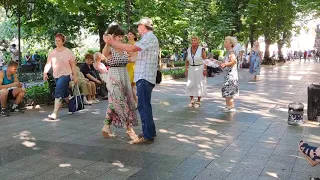 Бульварный роман Танцы🕺🕺🕺 Приморский Бульвар Поёт Юрий Беллер Одесса 2021