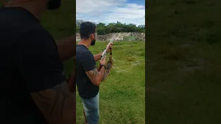 Carabina 454 casull ...  Ignorante de tão forte