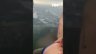 Turista grava momento em que raio cai e mata guia durante passeio #shorts