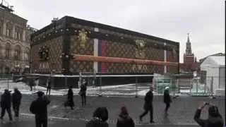 Огромный чемодан Louis Vuitton на Красной площади Москвы