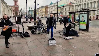 Жуки — "Танкист", песня исполняется уличными музыкантами на Невском проспекте в Санкт-Петербурге...