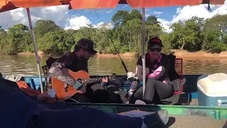 Fernando e Maiara cantando Traí Sim