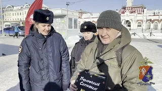 Сотрудницы транспортной полиции Екатеринбурга поздравили жителей и гостей столицы Среднего Урала с Д