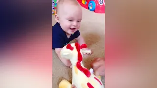 Забавные малыши играют игрушками Прикольное видео Смех до слез