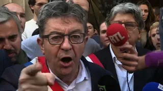 Perquisitions: "une opération de police politique" dit Mélenchon