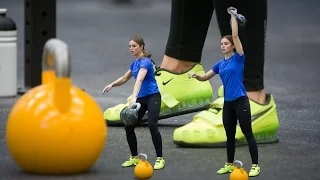 Ksenia Dedyukhina - kettlebell snatch technique / Техника рывка гири от Ксении Дедюхиной