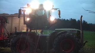 Claas Xerion Trac VC und Jenz Hacker im Einsatz, wood chipper shredder in action