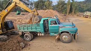 งานใหญ่ต้อง CAT323 สี่ตักรู้เรื่อง Excavator loading Trucks