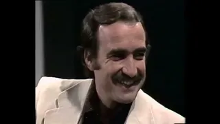 [1975] 16 maggio RSI show Personaggi in fiera, Mike Bongiorno intervista Clay Regazzoni.