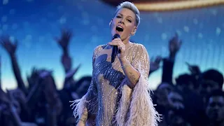 A touching tribute to Olivia Newton-John from Pink at the AmericanMusicAward22