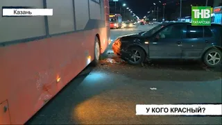 Девушка за рулём "Фольксвагена Гольф" въехала в левый бок автобуса | Казань | ТНВ