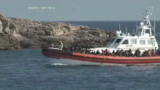 Thousands of migrants vying for shelter on Italian island of Lampedusa