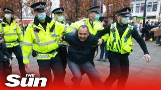 'Take off your masks' – Anti-lockdown protests in Manchester chant 'freedom'