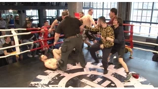 Massive fight in a boxing duel !!!