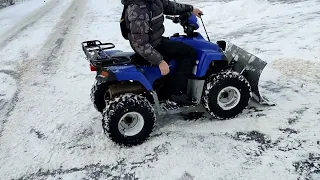 квадроцикл чистит снег