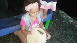 Minha filha Thallyta tocando pandeiro