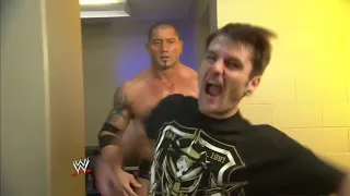Wwe fan sneaks backstage to meet wrestler batista(see description)