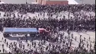 грузовик на скорости  врезался в толпу людей. he truck almost ran into a crowd of people at speed.