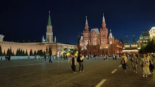 Красная площадь Кремль и там Владимир Путин ГУМ Храм Василия Блаженного Гуляют люди Кругом красота!